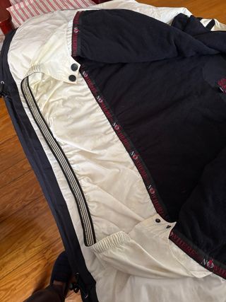 Chaqueta de nieve blanca y negra