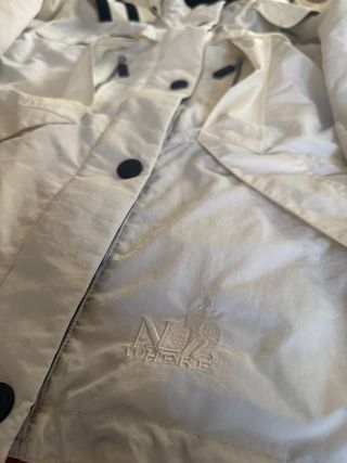 Chaqueta de nieve blanca y negra