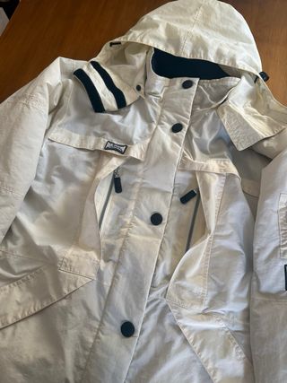 Chaqueta de nieve blanca y negra