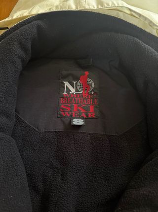 Chaqueta de nieve blanca y negra