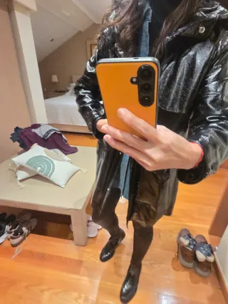 Gabardina brillante efecto charol mujer