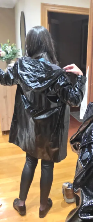 Gabardina brillante efecto charol mujer