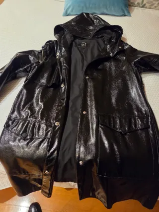 Gabardina brillante efecto charol mujer