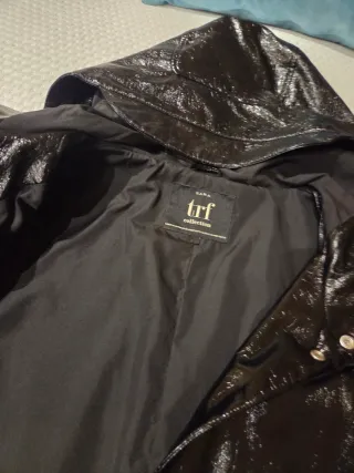 Gabardina brillante efecto charol mujer