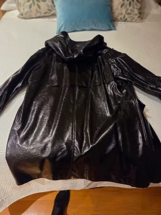 Gabardina brillante efecto charol mujer