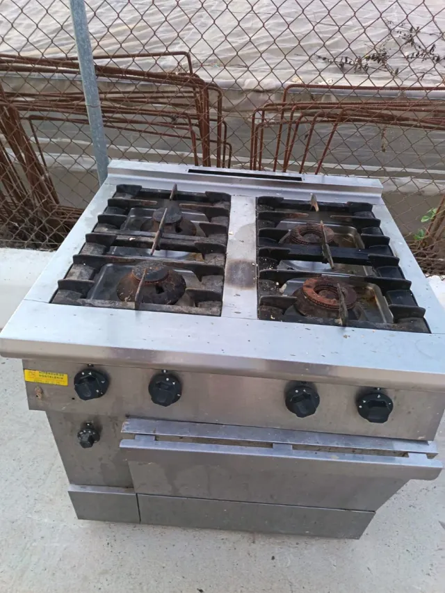 Cucina industriale a gas con 4 fuochi