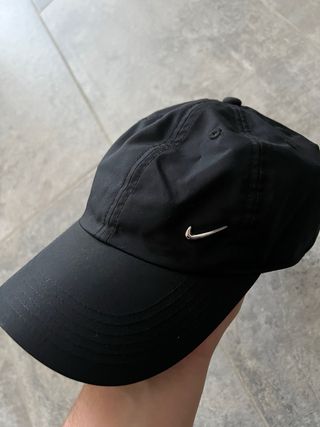 Cappellino Nike Nero con Swoosh in Metallo
