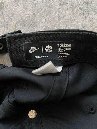 Cappellino Nike Nero con Swoosh in Metallo