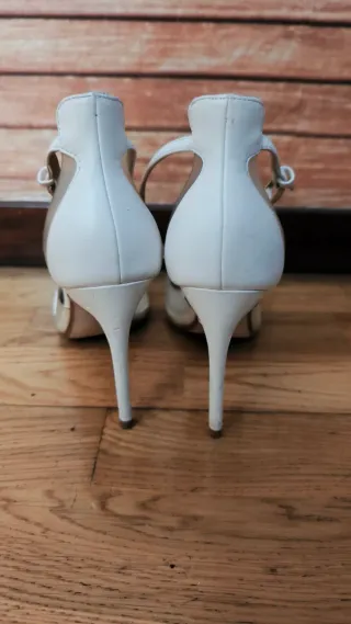 Zapatos tacón Zara Basic blancos