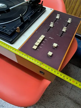 Tocadiscos Vintage Marrón y Blanco