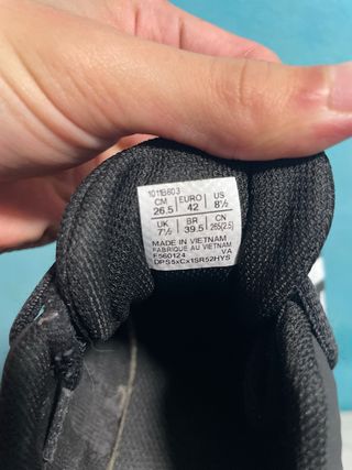 Zapatillas Asics Negras y Blancas