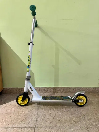 Patinete infantil blanco con ruedas amarillas