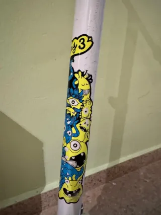 Patinete infantil blanco con ruedas amarillas