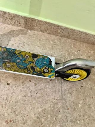 Patinete infantil blanco con ruedas amarillas