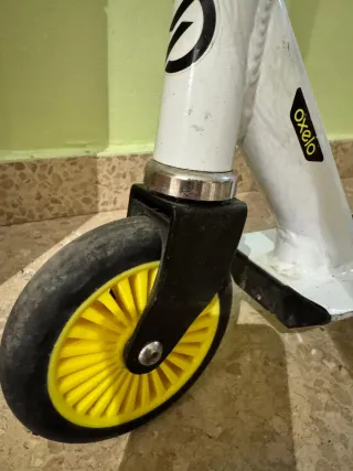 Patinete infantil blanco con ruedas amarillas