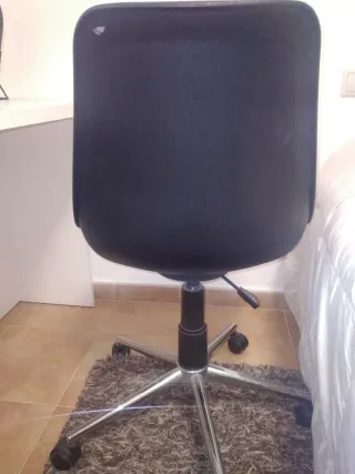 Silla de escritorio negra y blanca