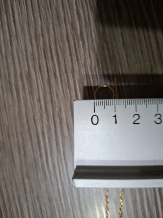 Collana dorata con ciondolo a barra