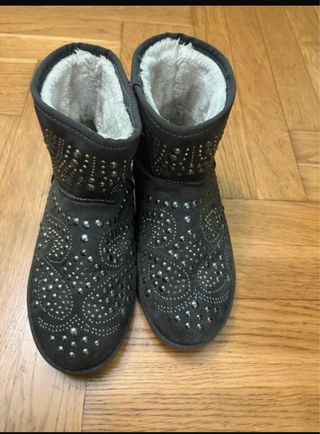 Botas marrones con tachuelas plateadas