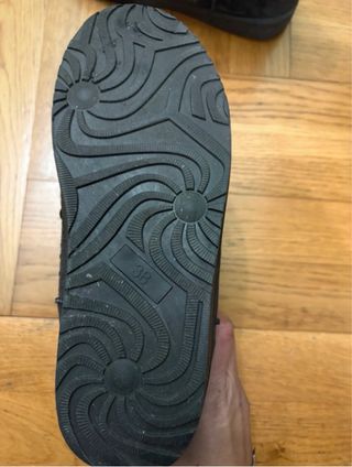 Botas marrones con tachuelas plateadas