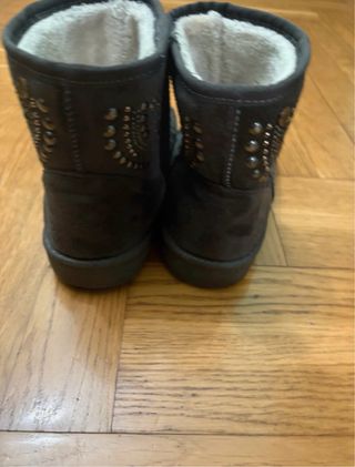 Botas marrones con tachuelas plateadas