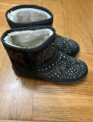 Botas marrones con tachuelas plateadas