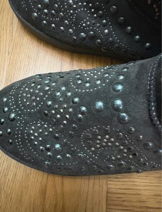 Botas marrones con tachuelas plateadas