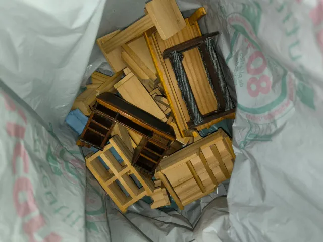 Muebles miniatura de madera