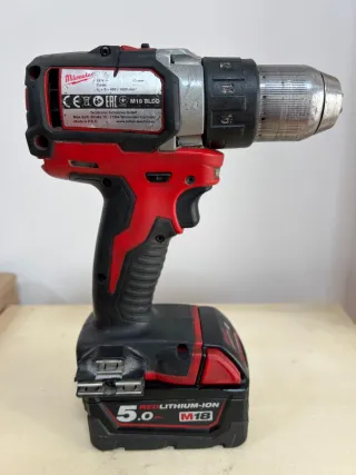 Taladro percutor Milwaukee M18 BLDD + Batería 5.0