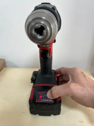 Taladro percutor Milwaukee M18 BLDD + Batería 5.0