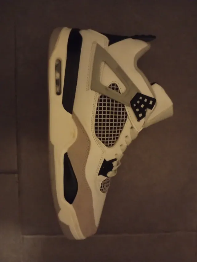 Sneakers Jordan Grigie e Bianche