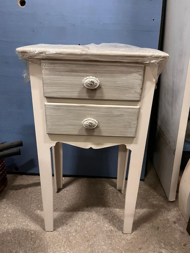 Mesa de cabeceira branca e cinza