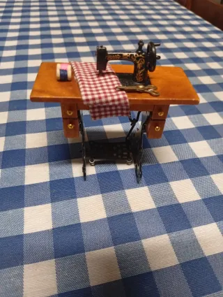 Miniatura Máquina de Coser Antigua