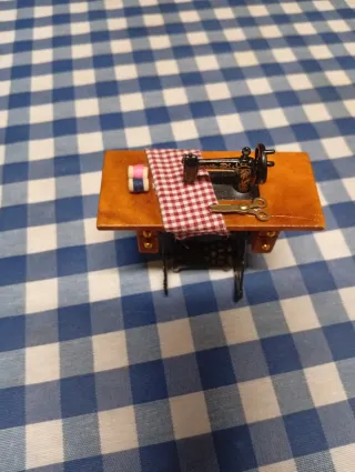 Miniatura Máquina de Coser Antigua