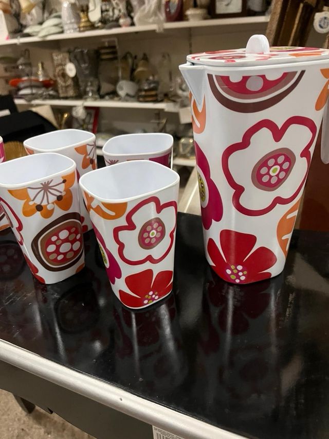 Jarra e vasos florais de plástico