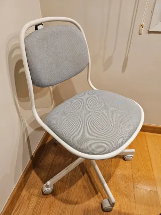 Silla de escritorio Ikea gris y blanca