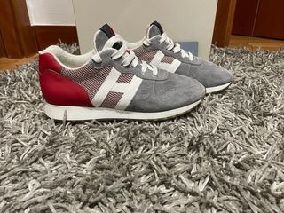 Zapatillas Hogan grises, rojas y blancas.