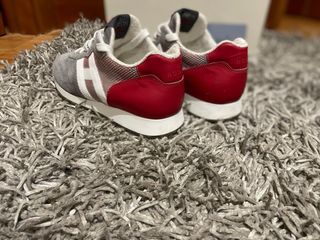 Zapatillas Hogan grises, rojas y blancas.