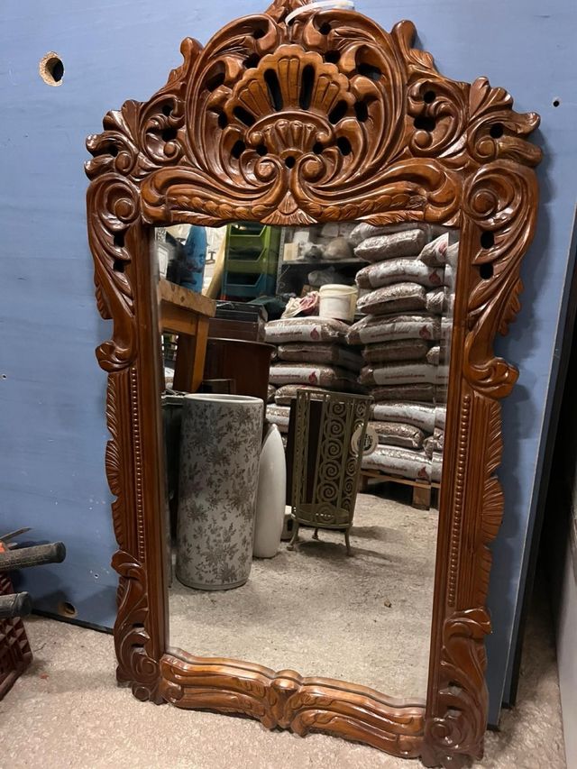 Espelho de madeira esculpida
