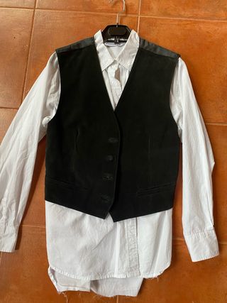 Chaleco negro con camisa blanca