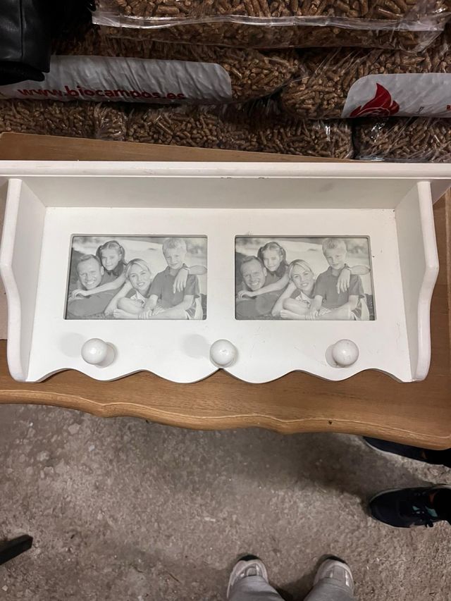 Suporte branco e madeira com molduras