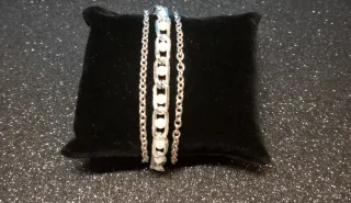 Pulsera triple cadena con perlas sintéticas