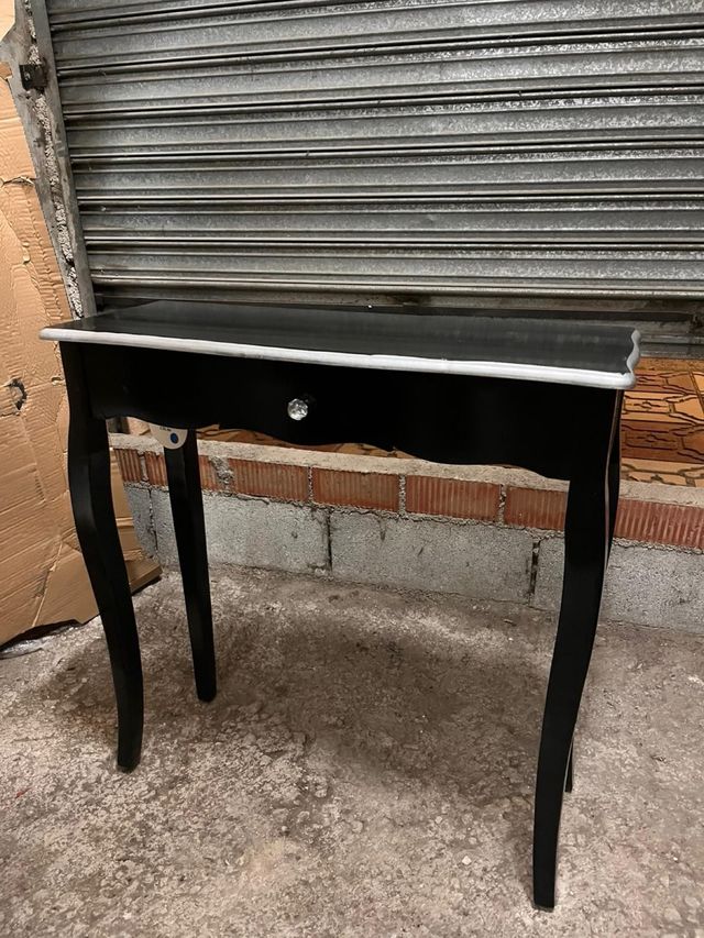 Cômoda preta com detalhe prateado