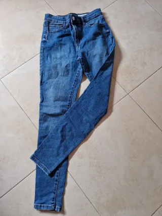 Conjunto Jersey Rojo y Jeans Azules