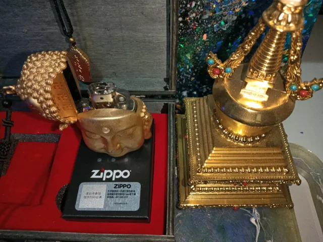 Zippo Original "Gold Buddha" + Collar + deco