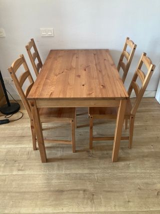 Mesa de comedor y 4 sillas de madera