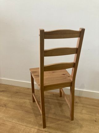 Mesa de comedor y 4 sillas de madera