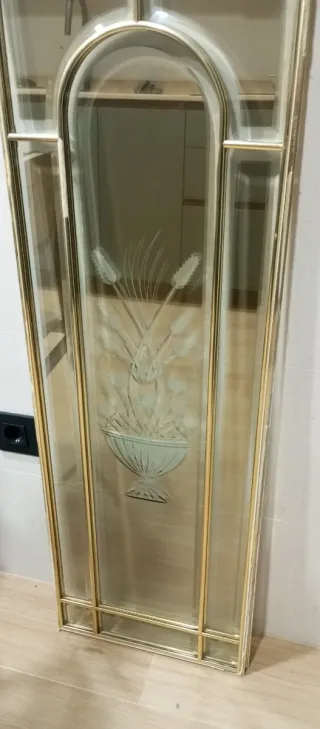 Cristaleras decoradas con motivos vegetales