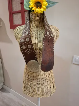 Cinturón de cuero marrón y plateado