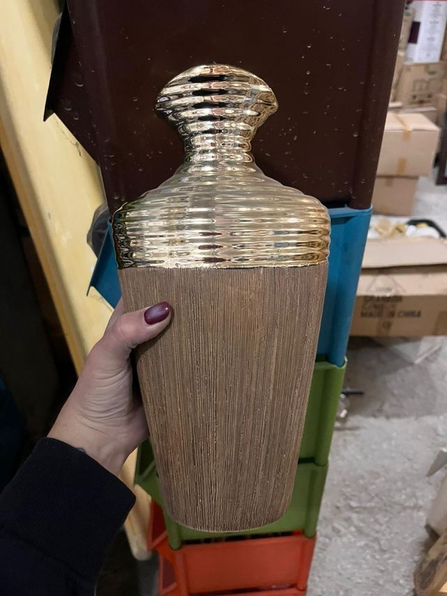 Jarrón Metálico Dourado e Madeira