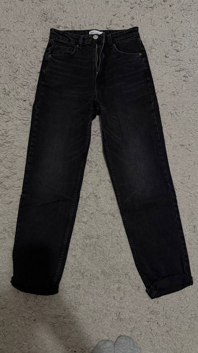 Vaqueros negros desgastados